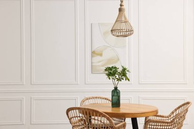 Konforlu mobilyalar ve yeşil dallarla dolu yemek odası. Metin için boşluk