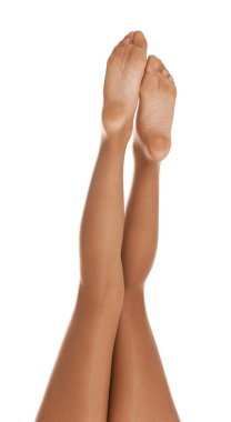 Güzel, uzun bacaklı, beyaz arka planda tayt giyen bir kadın.