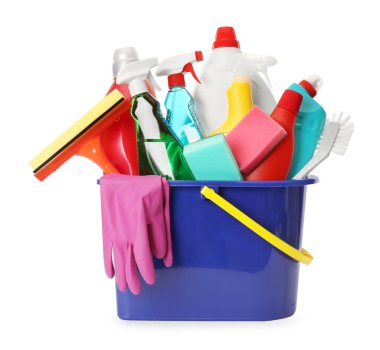 Plastik kovadaki farklı temizlik ürünleri beyaza izole edilmiş