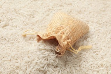 Çiğ basmati pilav ve çuval, yakın görüş.