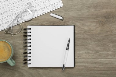 Tahta masada dizüstü bilgisayarı olan düz kompozisyon, metin için boşluk