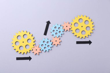 İş süreci organizasyonu ve optimizasyonu. Ahşap şekiller ve arkaplandaki oklarla en üst görünüm şeması