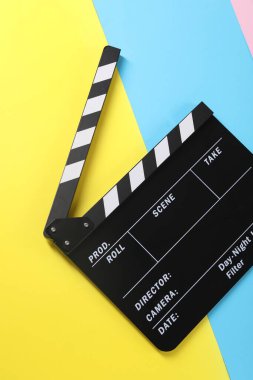 Renkli arka planda el çırpma tahtası, üst görünüm. Film endüstrisi