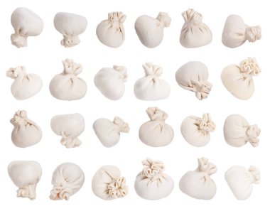 Pişmemiş khinkaliler (hamur tatlısı) beyaz, set üzerinde izole