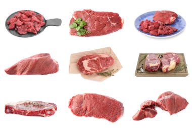 Beyazlar üzerine izole edilmiş taze et parçaları.