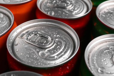 Islak kutularda enerji içecekleri, yakın plan. Fonksiyonel içecek