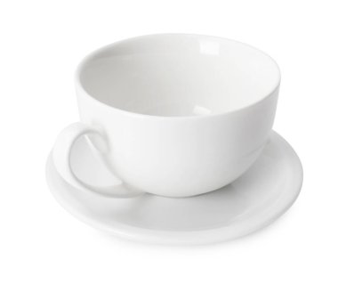 Seramik fincan ve çay tabağı beyaza izole edilmiş.