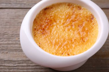 Tahta masadaki kasede nefis krema brulee, yakın plan.