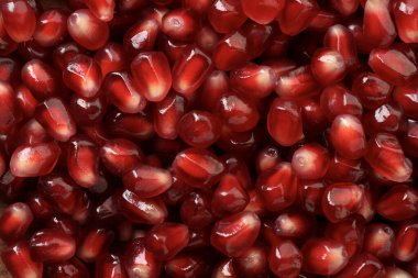 Arka plan olarak olgun sulu nar taneleri, üst görünüm