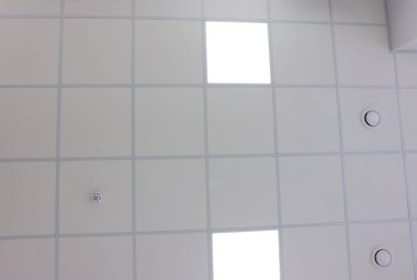 Beyaz tavan, PVC fayanslar ve aydınlatma kapalı, alt görünüm