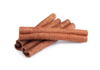 Beyaz üzerine izole edilmiş üç aromatik tarçın çubuğu.