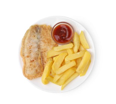 Ketçaplı leziz balık ve patates kızartması beyaza izole edilmiş.