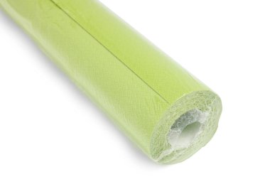 Beyaz üzerine izole edilmiş yeşil bir duvar kağıdı rulosu