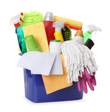 Plastik kovadaki farklı temizlik ürünleri beyaza izole edilmiş