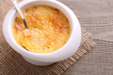 Tahta masada servis edilen kasedeki leziz creme brulee, yakından.