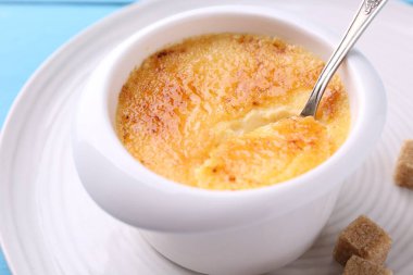 Tabakta servis edilen leziz creme brulee, yakından.