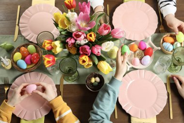 Kutlama masası. Kadınlar Paskalyayı evde kutluyor.