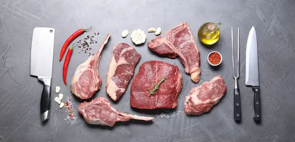 Friss Nyers Marhahúsdarabok Fűszerek Hentesszerszámok Világosszürke Szerkezetű Asztalon Lapos Tojásrakással — Stock Fotó