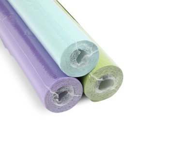 Beyaz üzerine izole edilmiş üç renkli duvar kağıdı rulosu