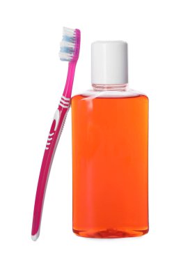 Bir şişe gargara ve diş fırçası beyaza izole edilmiş.