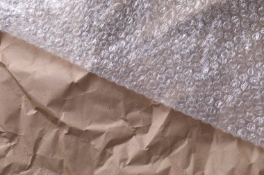 Kraft kağıdında şeffaf baloncuk ambalajı, üst görünüm. Metin için boşluk