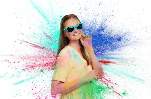 Święto Holi Szczęśliwa Kobieta Pokryta Kolorowymi Farbami Proszkowymi Białym Tle — Zdjęcie stockowe