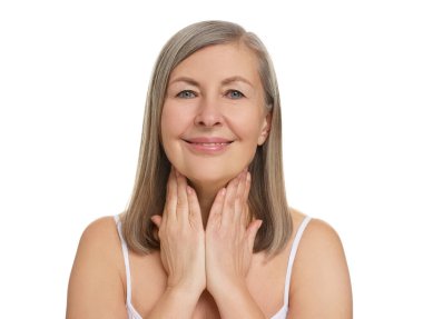 Güzel bir kadın beyaz arka planda boynuna dokunuyor.