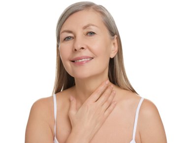 Güzel bir kadın beyaz arka planda boynuna dokunuyor.