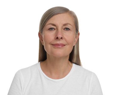 Beyaz arka planda sağlıklı ciltli güzel bir kadın.