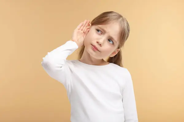 Malá Dívka Poruchou Sluchu Světle Hnědém Pozadí — Stock fotografie