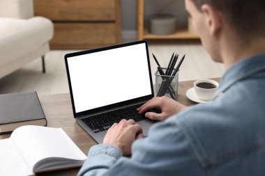 E-öğrenme. Genç adam çevrimiçi ders sırasında bilgisayarını kullanıyor..