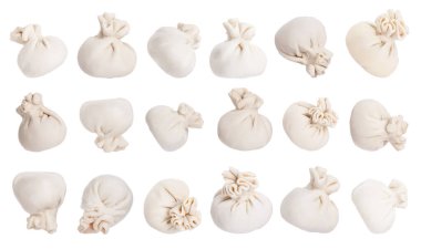 Pişmemiş khinkaliler (hamur tatlısı) beyaz, set üzerinde izole