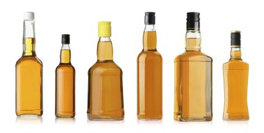 Birçok viski şişesi beyaz sette izole edilmiş.