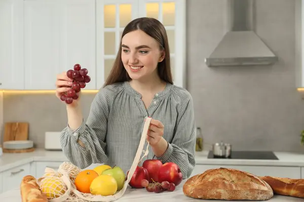 Donna Che Prende Uva Dalla Borsa Stringa Tavolo Marmo Chiaro — Foto Stock