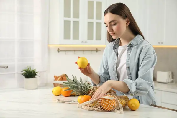 Kvinna Med Citron Och Snöre Påse Med Färska Frukter Vid — Stockfoto