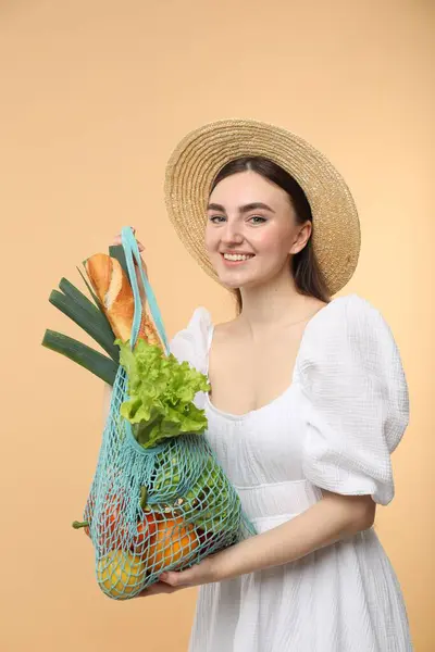 Mulher Com Saco Cordas Legumes Frescos Baguete Fundo Bege — Fotografia de Stock