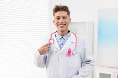 Hastanede pembe kurdeleli bir mamolog. Göğüs kanseri farkındalığı