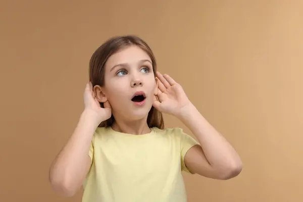 Malá Dívka Poruchou Sluchu Světle Hnědém Pozadí — Stock fotografie