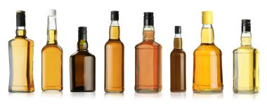 Birçok viski şişesi beyaz sette izole edilmiş.