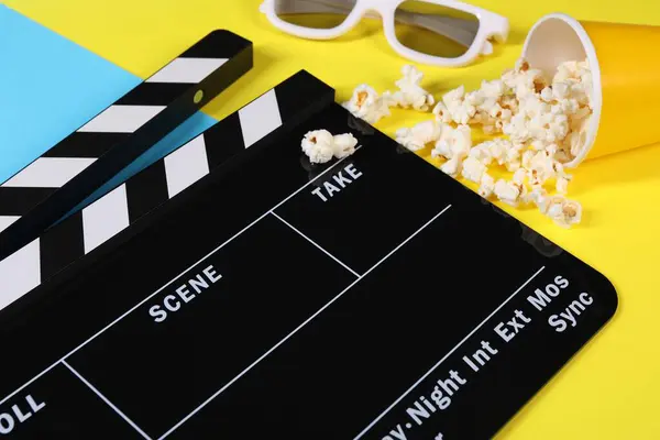 Clapperboard Popcorn Och Glasögon Färg Bakgrund Närbild — Stockfoto