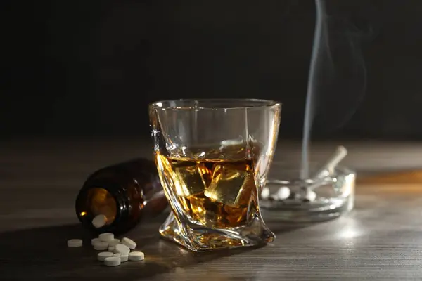 Alkoholmissbruk Whisky Glas Piller Och Cigaretter Träbord — Stockfoto