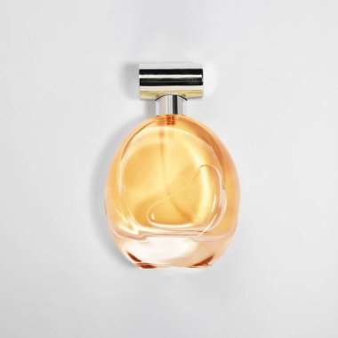 Beyaz arka planda, şişede lüks parfüm, üst manzara.