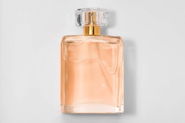 Beyaz arka planda, şişede lüks parfüm, üst manzara.