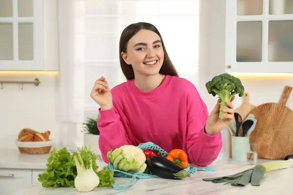 Donna Con Broccoli Sacchetto Spago Verdure Fresche Tavolo Marmo Chiaro — Foto Stock
