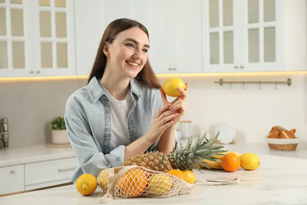 Donna Con Limone Sacchetto Stringa Frutta Fresca Tavolo Marmo Chiaro — Foto Stock