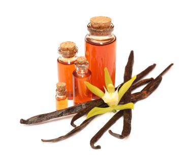 Aromatik vanilya özü, kapsüller ve çiçekler beyaza izole edilmiş.