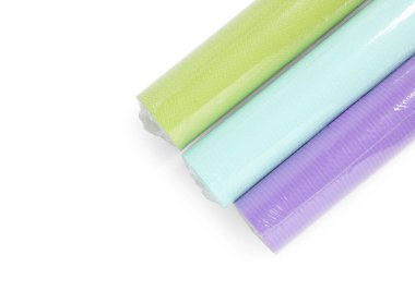 Renkli duvar kağıdı ruloları beyaz, üst görünümde izole