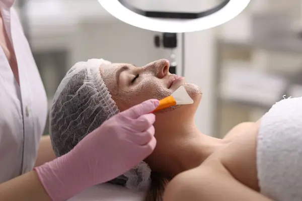 Kosmetolog Nanáší Ženskou Tvář Masku Klinice Detailní Záběr — Stock fotografie