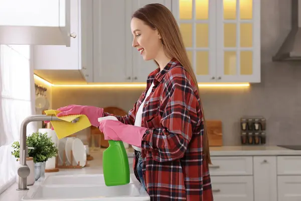 Frau Mit Sprühflasche Und Mikrofasertuch Reinigt Wasserhahn Küche — Stockfoto