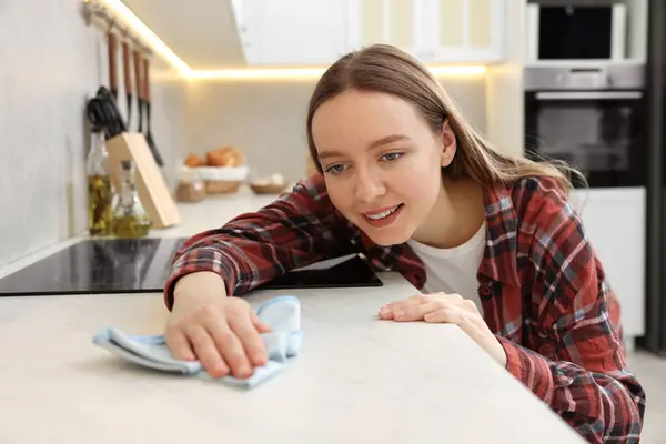 Frau Mit Mikrofasertuch Reinigt Arbeitsplatte Aus Weißem Marmor Küche — Stockfoto